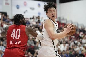 巩晓彬：杨瀚森在球场上的感觉非常对 策应&跨步转身都很有灵性