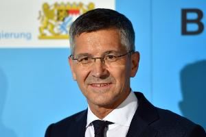 记者：海纳将很快宣布是否竞选拜仁主席第三任期，预计他将留任